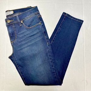Free People | Dark Wash Skinny Jeans w/ Light Fade/Distressing | Size 27